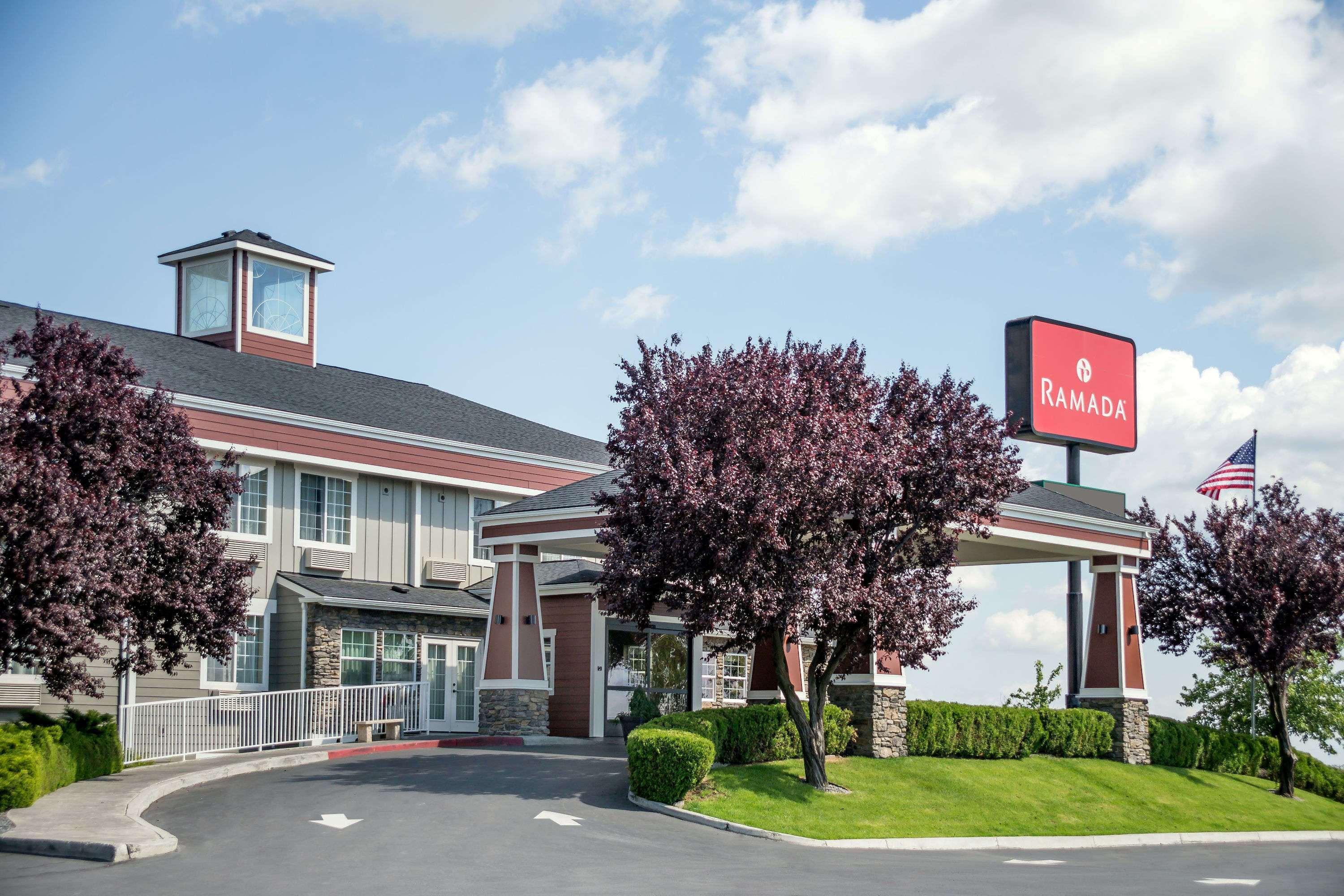 Ramada By Wyndham Moses Lake Exterior photo